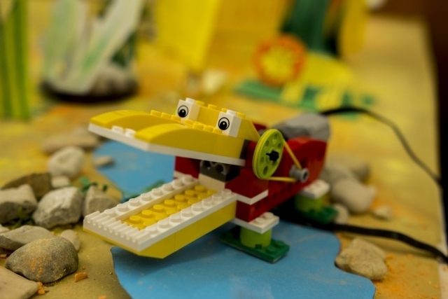 Gli animali della savana: scrittura creativa e drammatizzazione di storie con il kit Lego Wedo