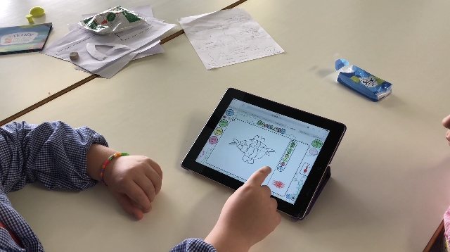 Un bambino disegna il personaggio scelto attraverso il software Doodle 3D